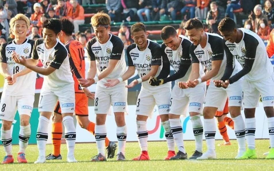 Foto mostrando um emocionante jogo de futebol entre clubes estrangeiros na Copa São Paulo de Futebol Júnior, destacando a presença internacional no torneio juvenil no Brasil.