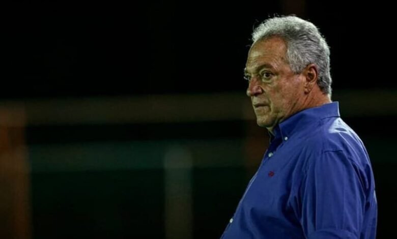 Imagem mostrando Abel Braga, técnico do Internacional, concentrado no campo enquanto faz contas para evitar o rebaixamento no campeonato brasileiro.