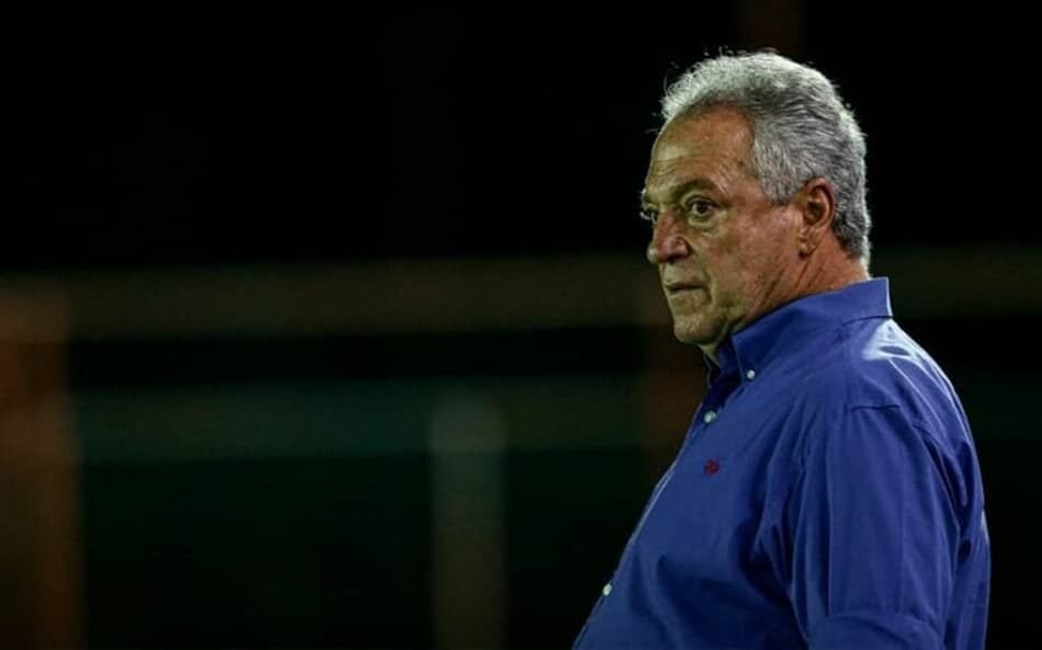 Imagem mostrando Abel Braga, técnico do Internacional, concentrado no campo enquanto faz contas para evitar o rebaixamento no campeonato brasileiro.