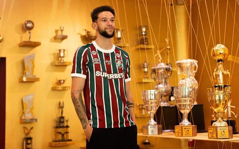 Fluminense anuncia oficialmente a contratação do zagueiro Jemmes para reforçar a defesa do time.