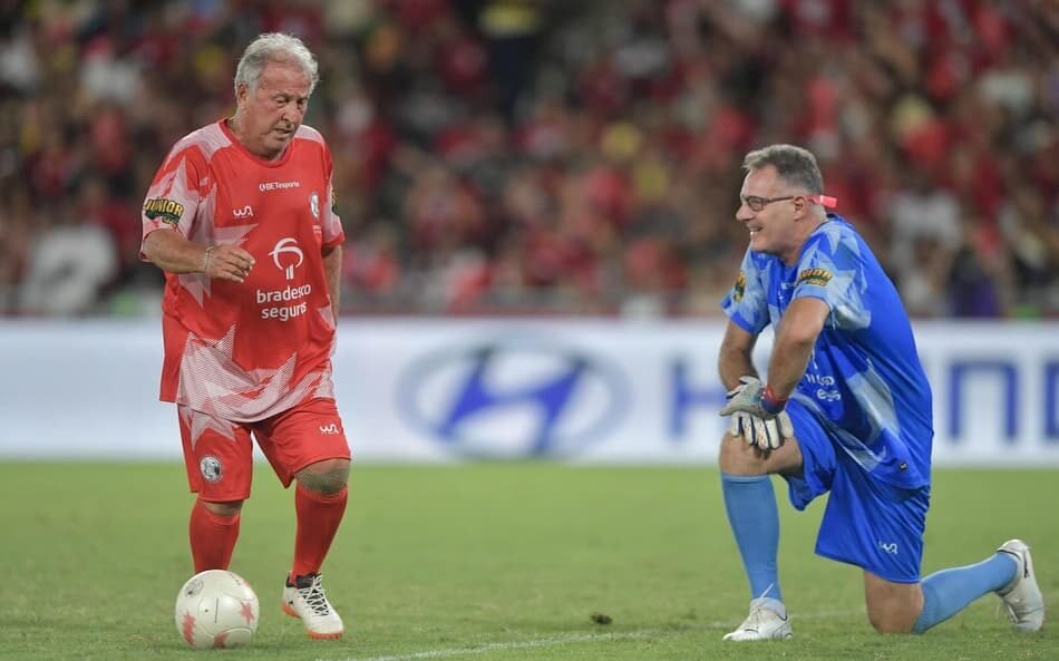 Jogo das Estrelas no Estádio Maracanã reúne ídolos do futebol, com golaços cobrindo o passado e o presente do esporte.