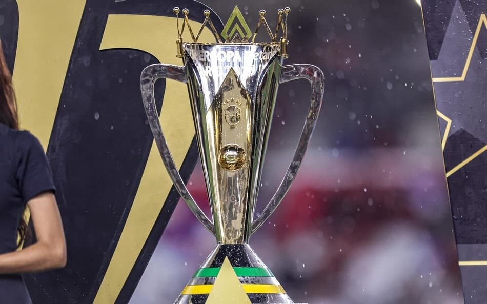 Imagem da Supercopa Rei 2026 com Flamengo e Corinthians em campo e logotipo da Superbet ao fundo, partida realizada em Brasília.