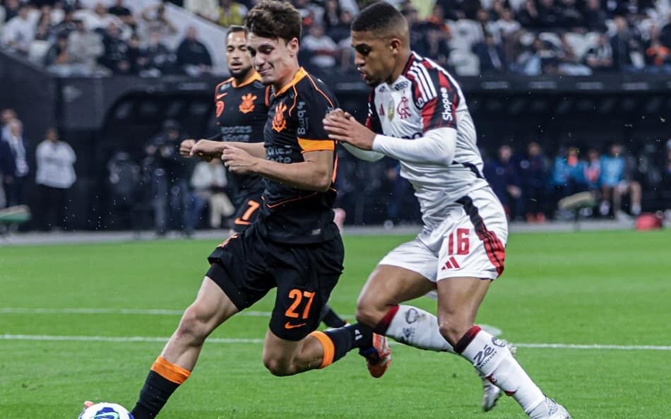 Flamengo e Corinthians disputam a Supercopa 2023 em um confronto acirrado para determinar o campeão.