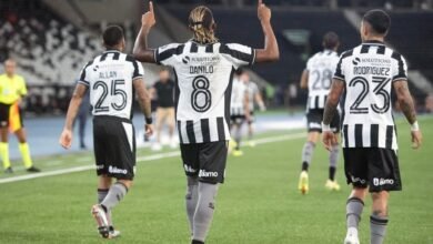 Botafogo vence com goleada na estreia do Brasileirão, superando crise interna e destacando-se no campeonato nacional de futebol.