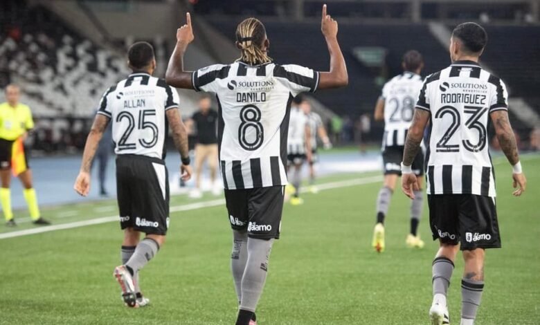 Botafogo vence com goleada na estreia do Brasileirão, superando crise interna e destacando-se no campeonato nacional de futebol.