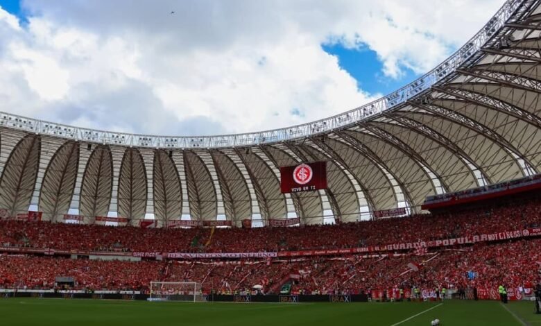 Internacional enfrenta dificuldades após derrota na estreia do Brasileirão, levantando alertas sobre desempenho e estratégias para a temporada.