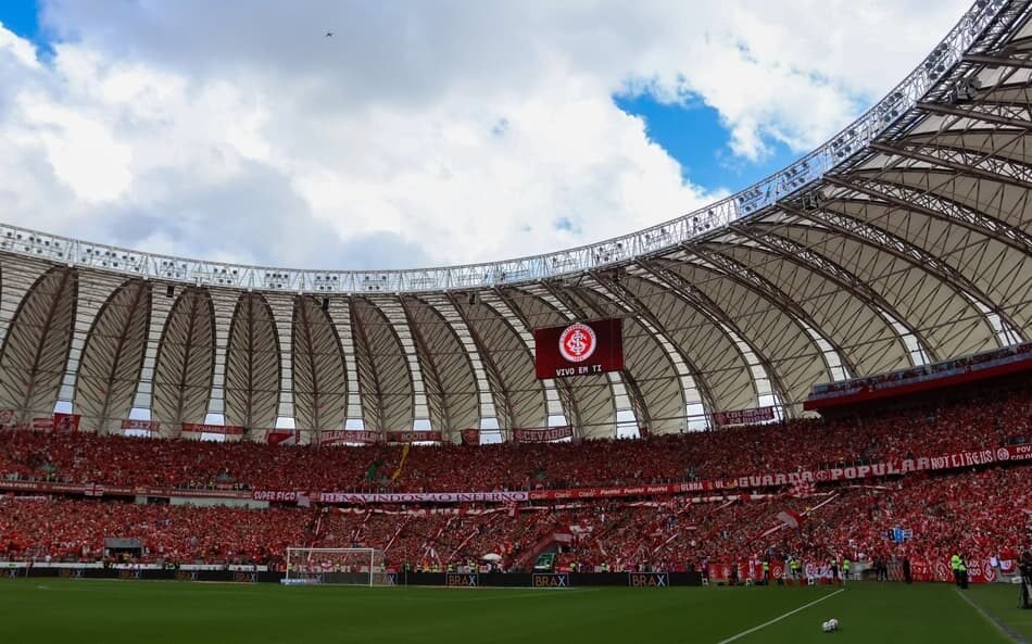 Internacional enfrenta dificuldades após derrota na estreia do Brasileirão, levantando alertas sobre desempenho e estratégias para a temporada.