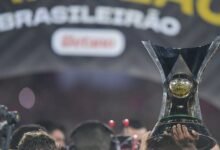 Infográfico mostrando os maiores jejuns de títulos do Brasileirão dos clubes da Série A em 2026, destacando times que não vencem há décadas, suas histórias e contextos atuais.