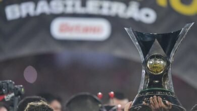 Infográfico mostrando os maiores jejuns de títulos do Brasileirão dos clubes da Série A em 2026, destacando times que não vencem há décadas, suas histórias e contextos atuais.