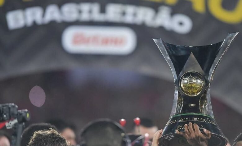 Infográfico mostrando os maiores jejuns de títulos do Brasileirão dos clubes da Série A em 2026, destacando times que não vencem há décadas, suas histórias e contextos atuais.