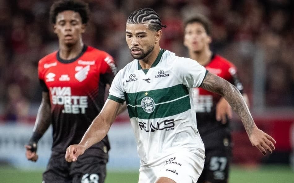 Lucas Ronier em ação durante jogo pelo Coritiba na Série A, destacando seu retorno e atuação de destaque.