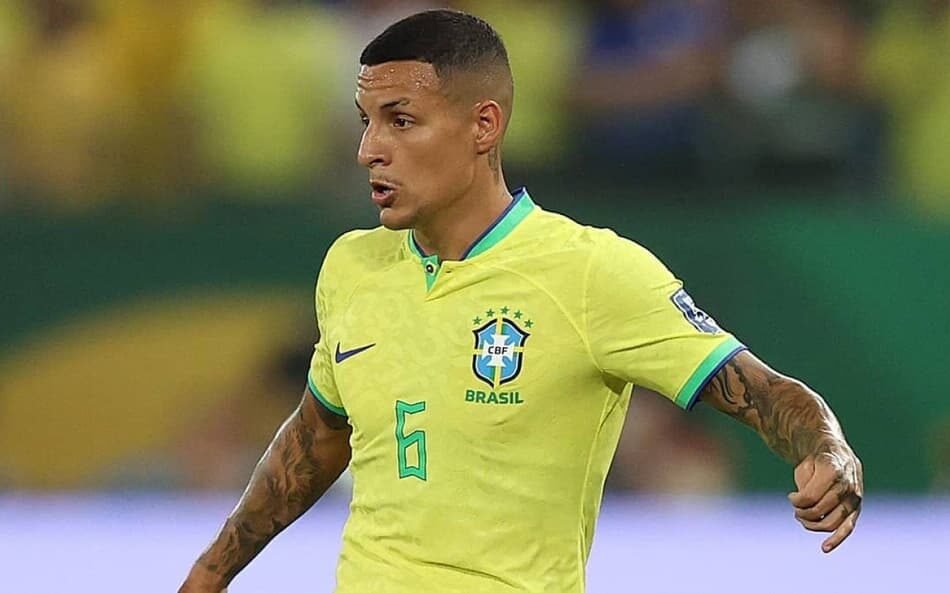 Guilherme Arana desembarca no Rio de Janeiro para assinar com o Fluminense, reforçando a equipe carioca.