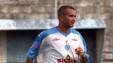 Jogador de futebol Arinélson em ação nos campos brasileiros e asiáticos, simbolizando sua jornada desde o início no Brasil até a aposentadoria no futebol asiático.