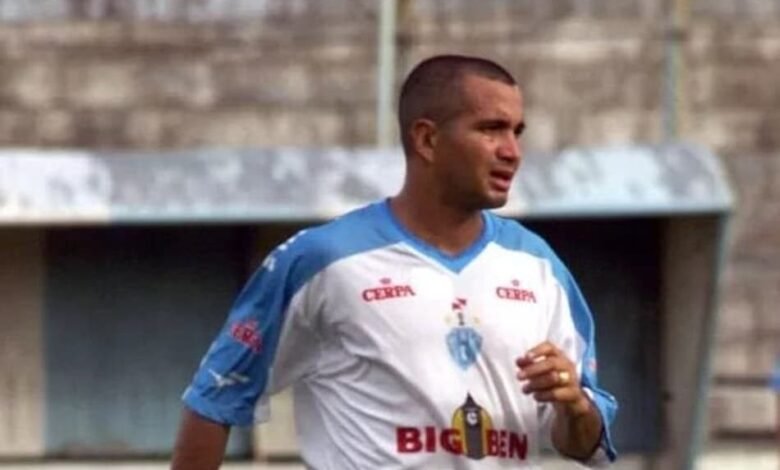 Jogador de futebol Arinélson em ação nos campos brasileiros e asiáticos, simbolizando sua jornada desde o início no Brasil até a aposentadoria no futebol asiático.