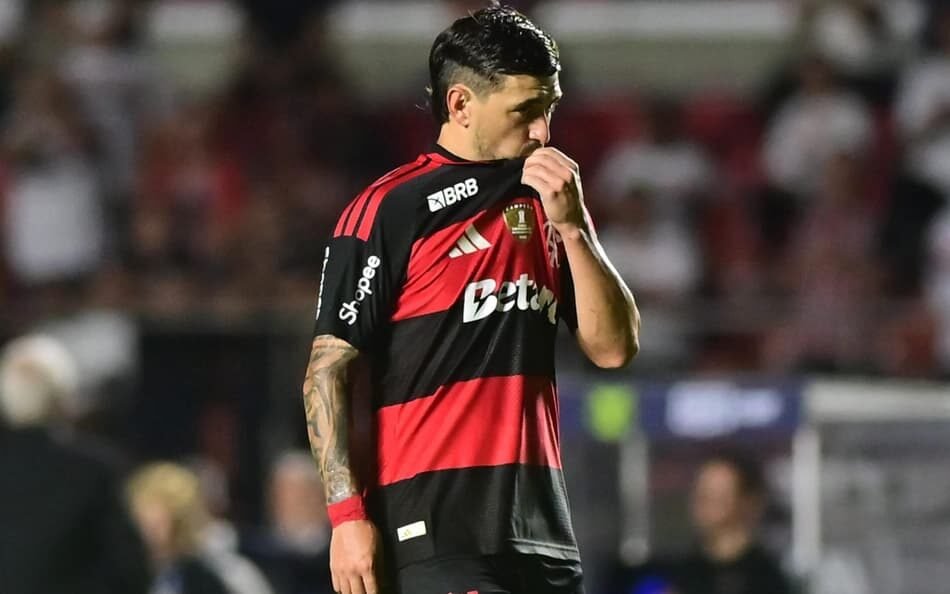 VAR esclarece decisão controversa durante partida entre São Paulo e Flamengo no Brasileirão, destacando impacto no resultado do jogo.
