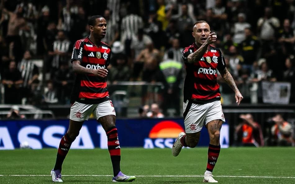 Torcedores do Flamengo discutem futuras transferências de jogadores durante janela de transferências, destacando quem deve permanecer ou sair do clube.