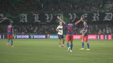 Jogadores do RB Bragantino comemoram gol nos acréscimos contra o Coritiba em partida de estreia no Brasileirão.