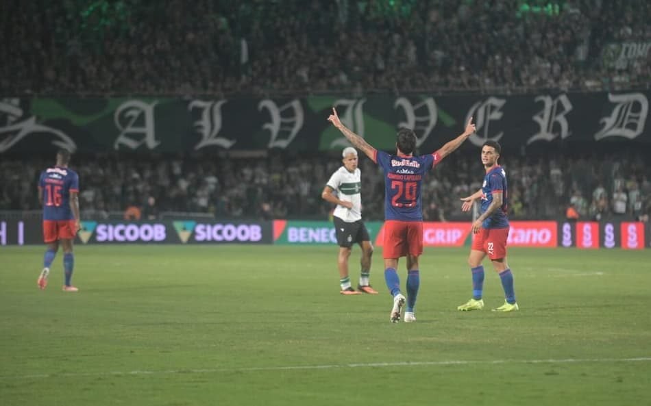 Jogadores do RB Bragantino comemoram gol nos acréscimos contra o Coritiba em partida de estreia no Brasileirão.