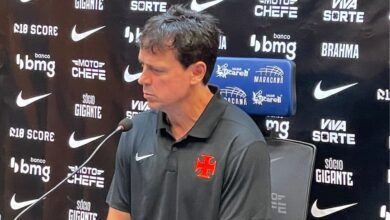 Fernando Diniz, técnico do Vasco, enfrenta denúncias de assédio moral feitas por uma sócia do clube, colocando em questão suas práticas de gestão.