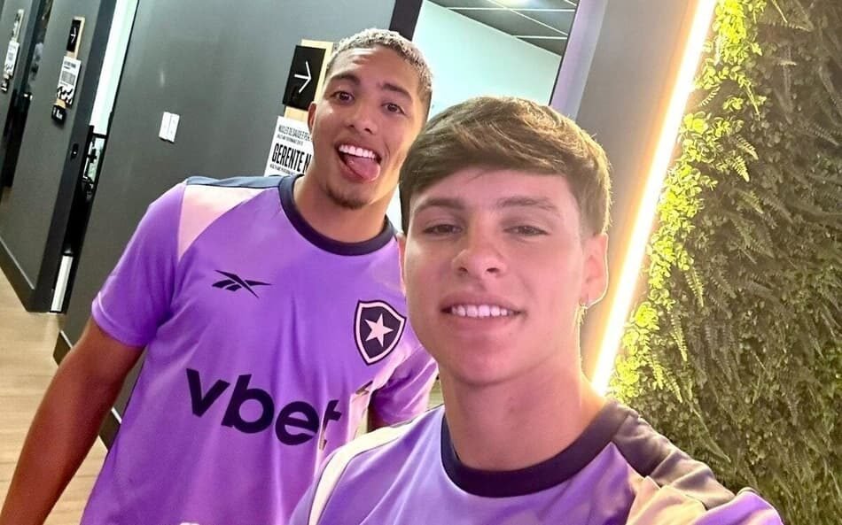 Jogadores do Botafogo retornam ao treinamento para a pré-temporada de 2026 no Estádio Nilton Santos, prontos para novidades e desafios no novo ano.