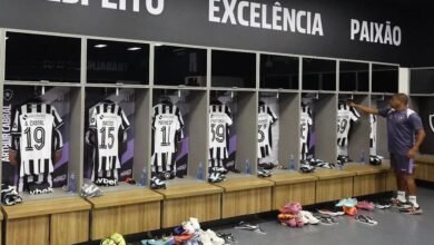 Botafogo e Cruzeiro se enfrentam na partida de abertura do Brasileirão 2026, destacando as escalações dos times em campo.