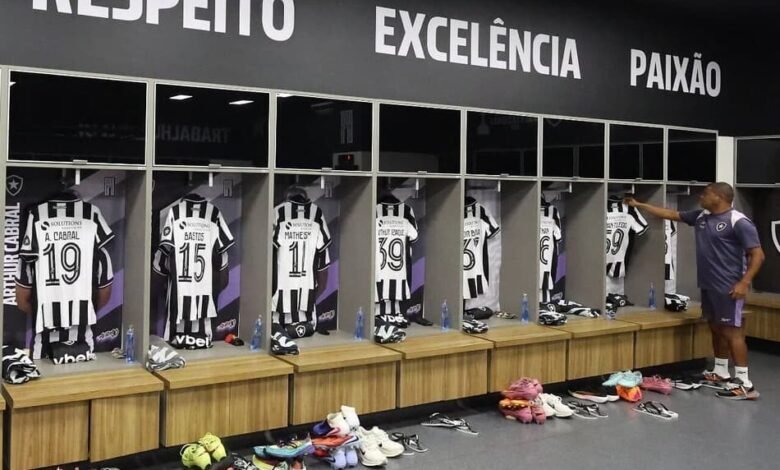 Botafogo e Cruzeiro se enfrentam na partida de abertura do Brasileirão 2026, destacando as escalações dos times em campo.