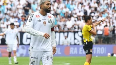 Técnico Vojvoda poupa três jogadores durante estreia do Santos no Brasileirão contra a Chapecoense.