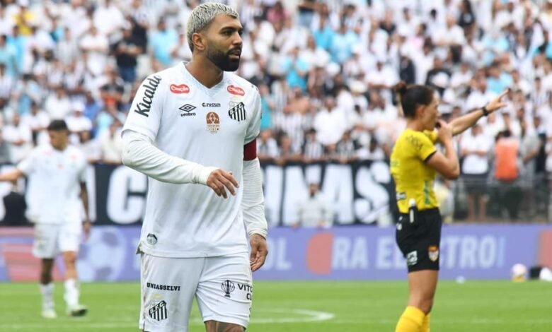 Técnico Vojvoda poupa três jogadores durante estreia do Santos no Brasileirão contra a Chapecoense.