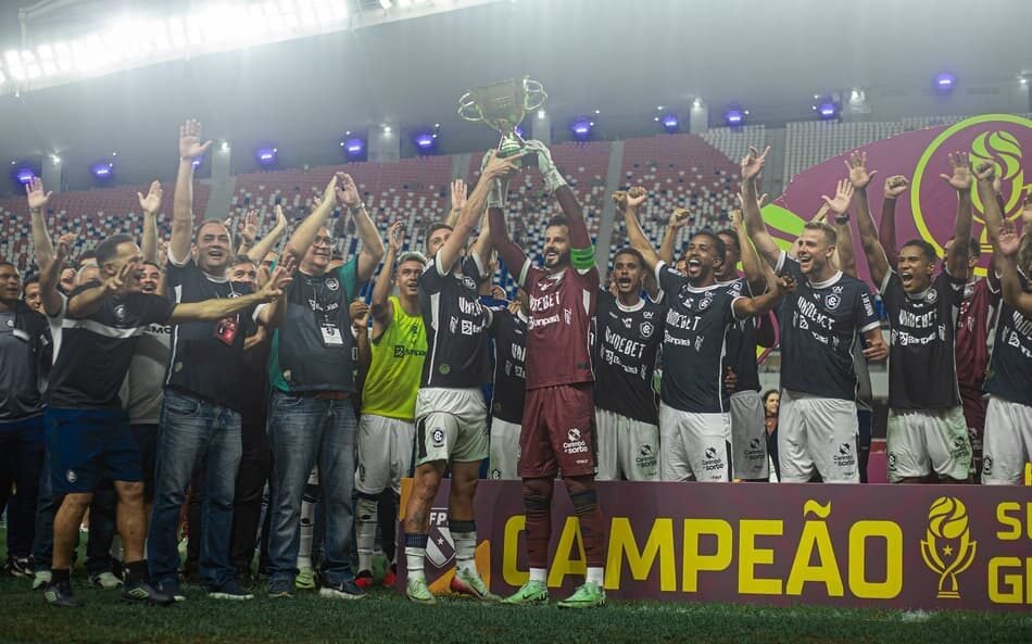 Juan Carlos Osorio e novos reforços do Remo se preparam para a Série A do campeonato brasileiro.