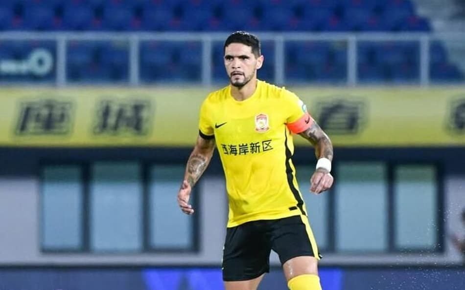 Zagueiro Riccieli em ação no campo, nova contratação do Vitória para reforçar a defesa, reconhecido por suas atuações de destaque no futebol internacional.