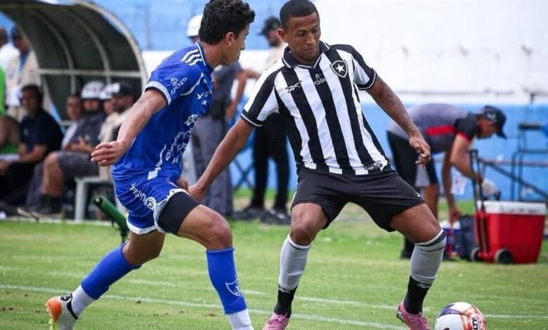 Jogadores do Botafogo comemoram vitória apertada sobre Águia de Marabá na estreia da Copa São Paulo de Futebol Júnior 2023.