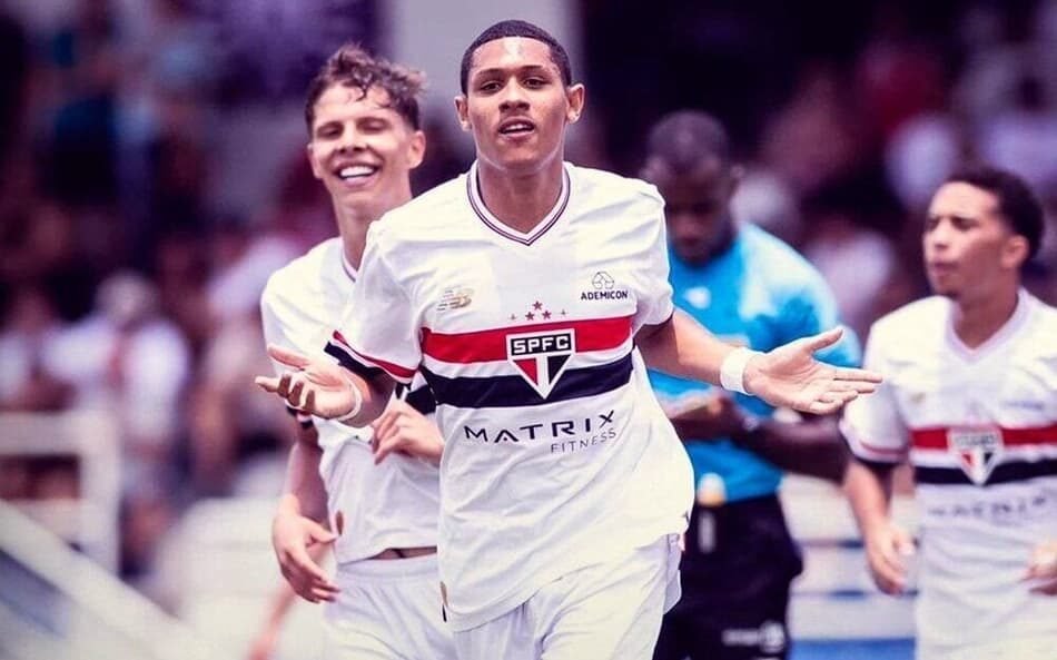 Jogador do São Paulo comemora gol olímpico em partida de estreia na Copinha contra o Maruinense.
