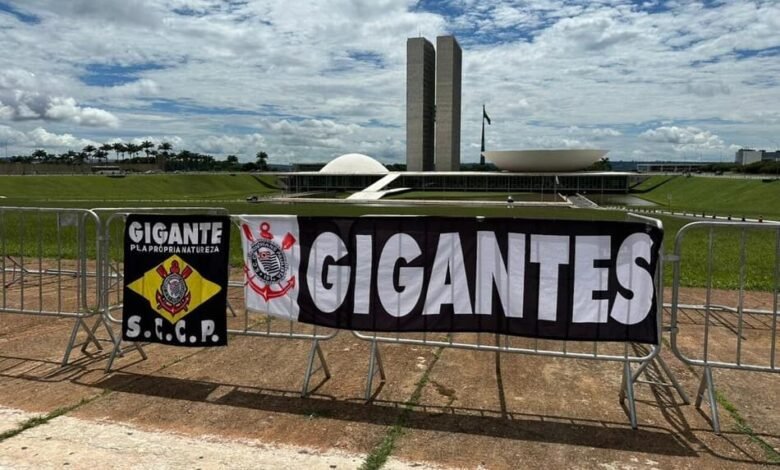 Torcida do Corinthians em grande número nas ruas de Brasília antes da final contra o Flamengo