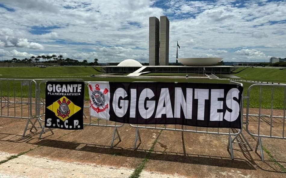 Torcida do Corinthians em grande número nas ruas de Brasília antes da final contra o Flamengo