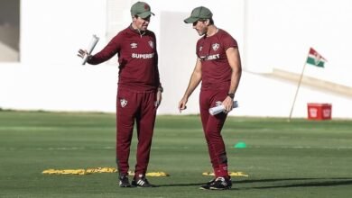 Elenco do Fluminense é apresentado para a temporada 2026 no Centro de Treinamento Carlos Castilho, destacando jogadores, comissão técnica e novas contratações.