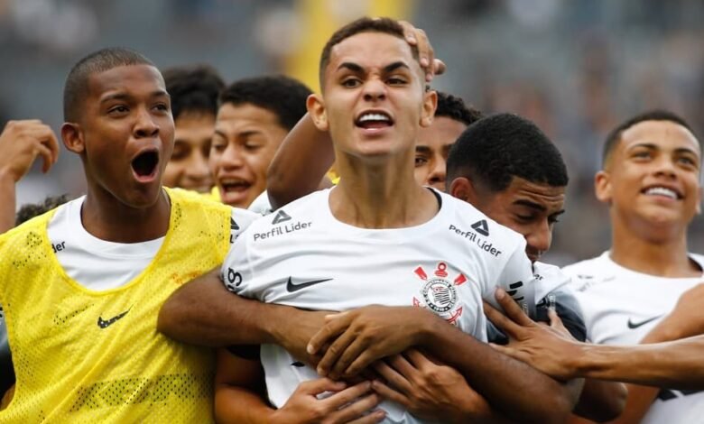 Jogadores do Corinthians em campo durante a estreia na Copinha 2026, preparados para enfrentar seus adversários no torneio de futebol juvenil.