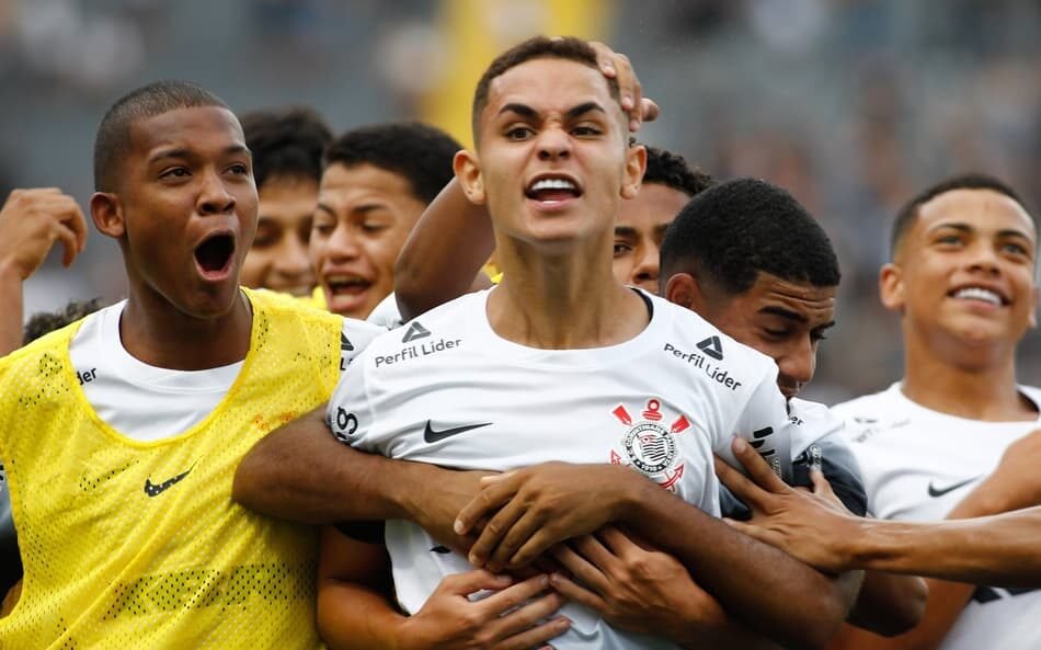 Jogadores do Corinthians em campo durante a estreia na Copinha 2026, preparados para enfrentar seus adversários no torneio de futebol juvenil.