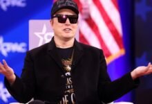 Elon Musk na interseção das empresas SpaceX e xAI, sinalizando uma possível fusão estratégica que pode revolucionar o setor aeroespacial e inteligência artificial.