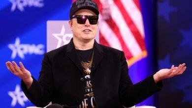 Elon Musk na interseção das empresas SpaceX e xAI, sinalizando uma possível fusão estratégica que pode revolucionar o setor aeroespacial e inteligência artificial.