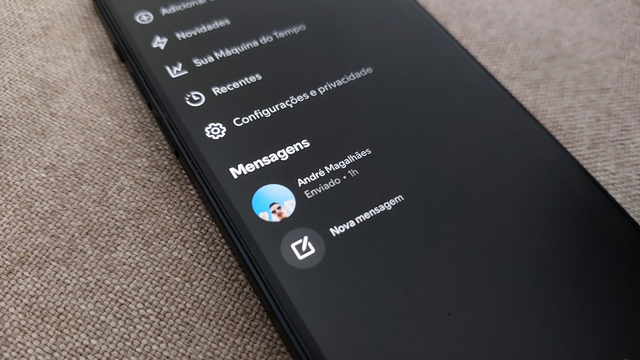 Interface do Spotify mostrando a nova funcionalidade de chat em grupo, permitindo aos usuários interagirem e compartilharem músicas em tempo real.