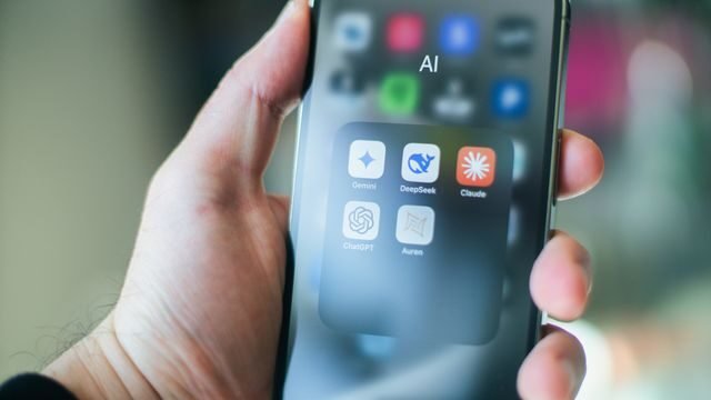 Imagem representando os avanços em inteligência artificial em 2025, destacando os principais modelos do ano, com gráficos de dados e ícones de tecnologia futurística.