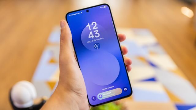 Visualização da tela de bloqueio com chamadas perdidas no One UI 8.5 da Samsung.