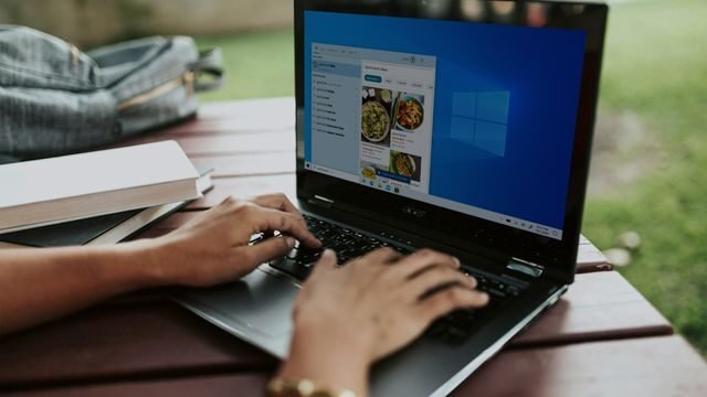 Imagem ilustrando o declínio de aplicativos e tecnologias em 2025, destacando a obsolescência de dispositivos antigos e a evolução digital.