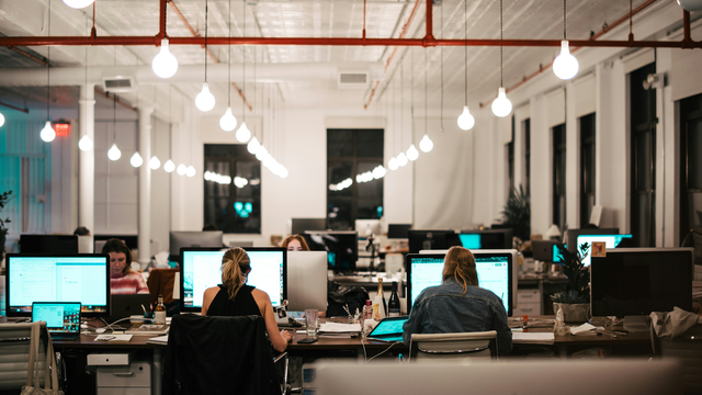 Tecnologias em alta demanda até 2026, incluindo IA, cibersegurança e análise de dados, ilustrando tendências futuras do mercado de trabalho.