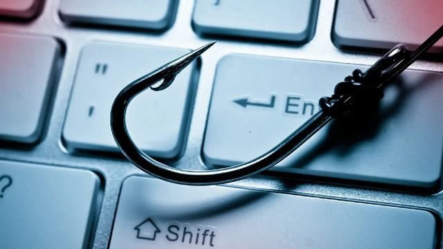 A evolução do phishing originada nos anos 90 com usuários da AOL, destacando a ascensão dos golpes digitais modernos.