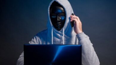 Ilustração de engenharia social reversa, destacando o conceito de golpe onde a vítima busca o criminoso. Imagem mostra a interação entre um usuário e um falsário.