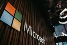 Representação de um ataque de phishing onde hackers utilizam e-mail legítimo da Microsoft para enganar usuários.