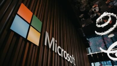 Representação de um ataque de phishing onde hackers utilizam e-mail legítimo da Microsoft para enganar usuários.