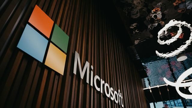 Representação de um ataque de phishing onde hackers utilizam e-mail legítimo da Microsoft para enganar usuários.