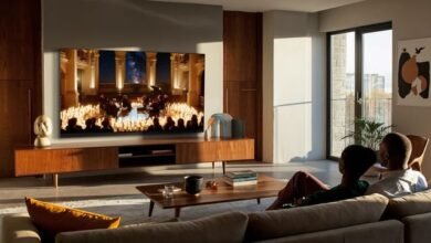 Imagem ilustrativa de uma sala de estar moderna com um televisor SQD-Mini LED destacando-se como peça central, simbolizando a evolução tecnológica entre 2025 e 2026.